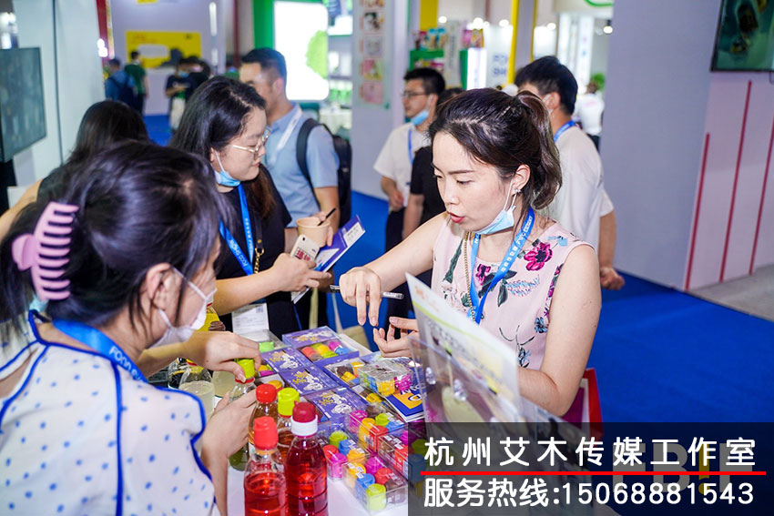 FBIF食品展會(huì)現(xiàn)場(chǎng)工作人員對(duì)客戶(hù)進(jìn)行食品介紹拍攝