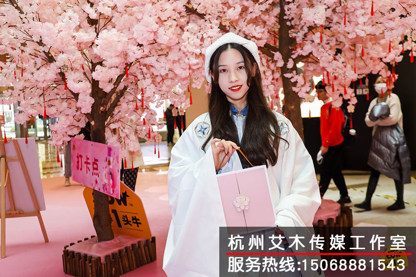 盒馬生鮮認養(yǎng)一頭牛春日桃園會新品發(fā)布現(xiàn)場人員產品宣傳拍攝