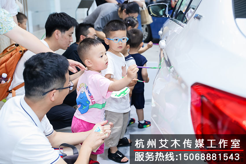 家長陪同孩子一起在車上進(jìn)行涂鴉活動拍攝