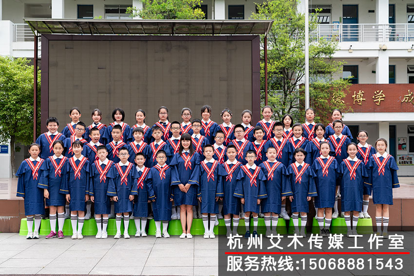 統(tǒng)一服裝的班級(jí)集體照拍攝