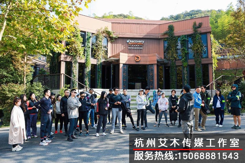 團(tuán)隊到達(dá)戶外拓展訓(xùn)練基地集合拍照