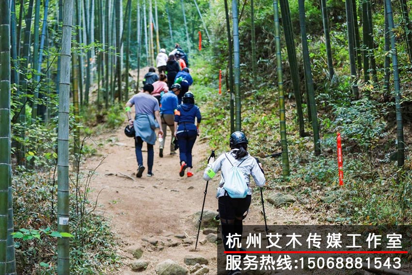 戶外訓(xùn)練基地團(tuán)隊成員上山場景拍攝