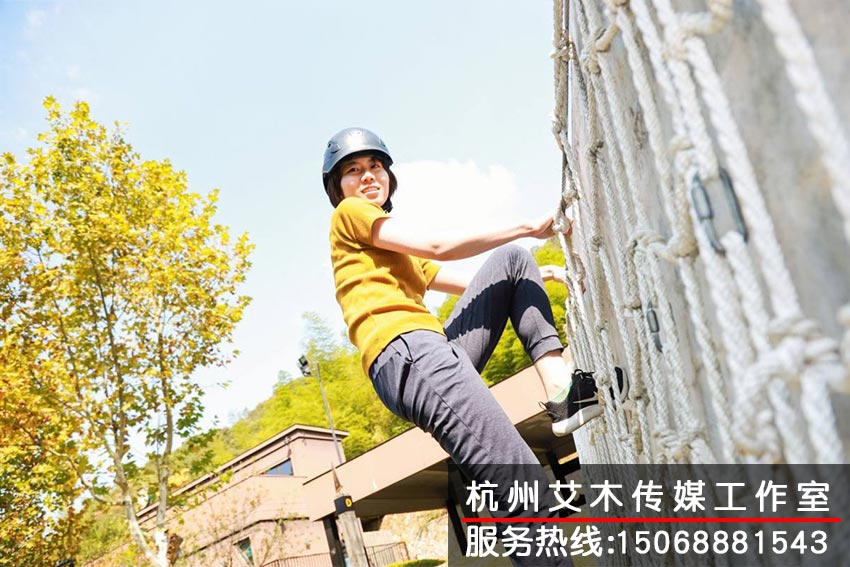 戶外訓(xùn)練基地團(tuán)隊成員攀登高處場景拍攝