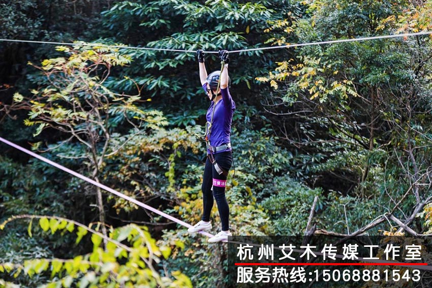 戶外訓(xùn)練基地團(tuán)隊成員半空過繩索道場景拍攝