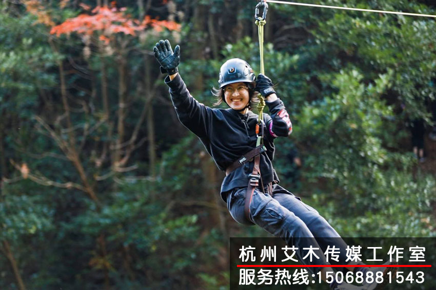 戶外訓(xùn)練基地團(tuán)隊成員半空坐滑繩索道場景拍攝