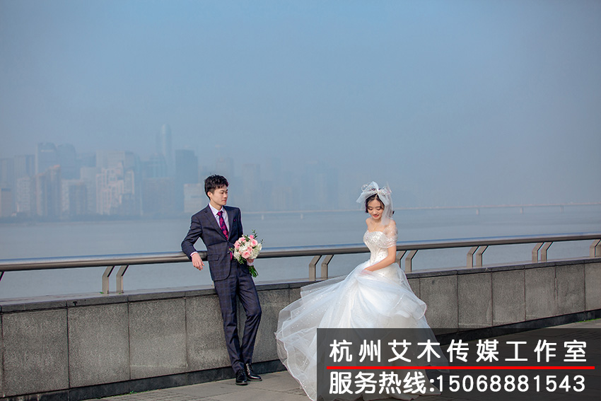 新郎新娘江邊穿上西服婚紗的拍攝場(chǎng)景