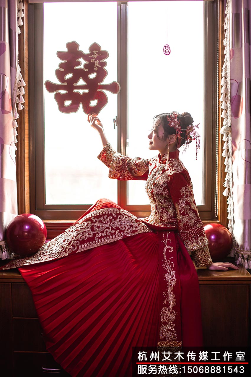 新娘穿上大紅色秀禾服的場(chǎng)景拍攝