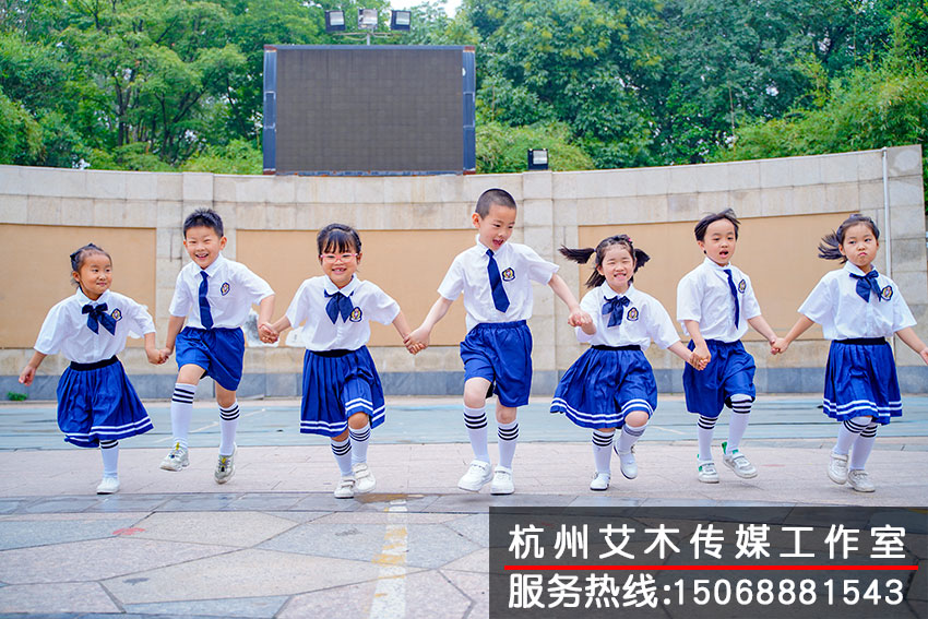 和熟悉的幼稚園，親密的同學(xué)牽手留念拍攝