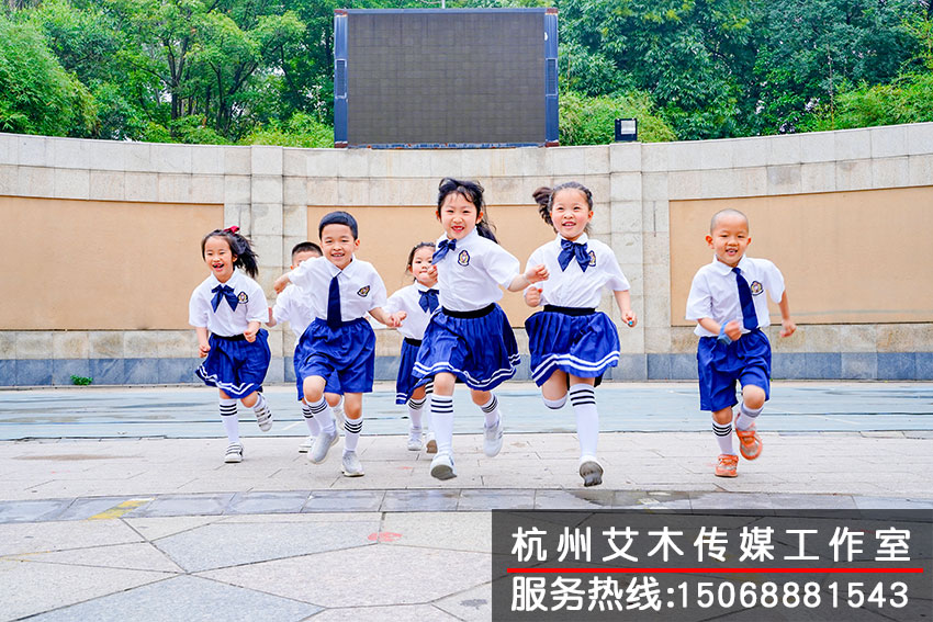 和熟悉的幼稚園，親密的同學(xué)牽手留念拍攝
