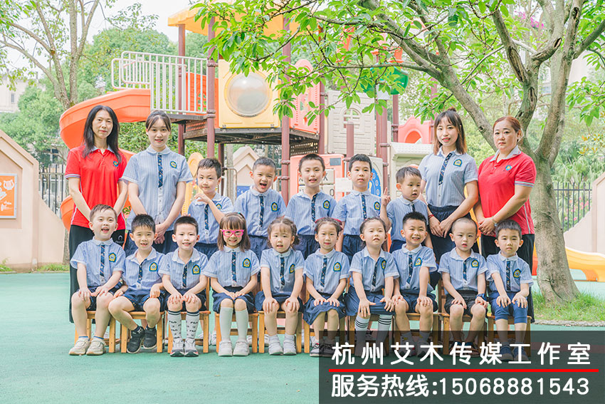 老師和幼兒園同學(xué)集體拍攝留念